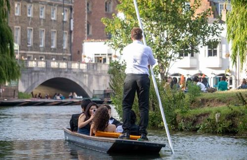 Απογευματινή βόλτα στο ποτάμι κατά τη διάρκεια του May Ball 2022, Darwin College, Cambridge University.