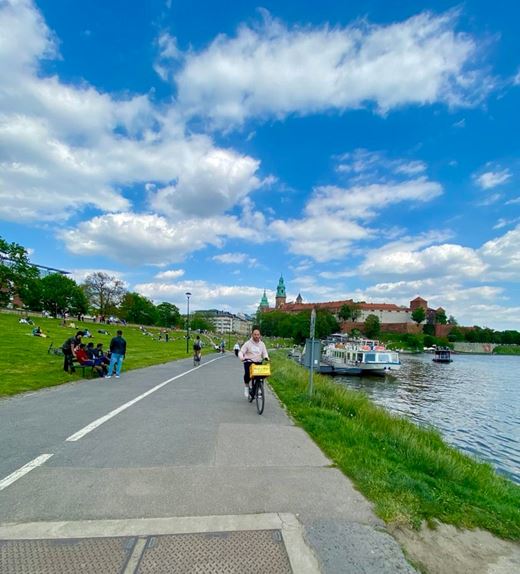 Άνδρας κάνει ποδήλατο στις όχθες του ποταμού Βιστούλα στην Κρακοβία