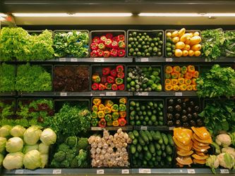 Διάφορα λαχανικά σε σούπερ μάρκετ