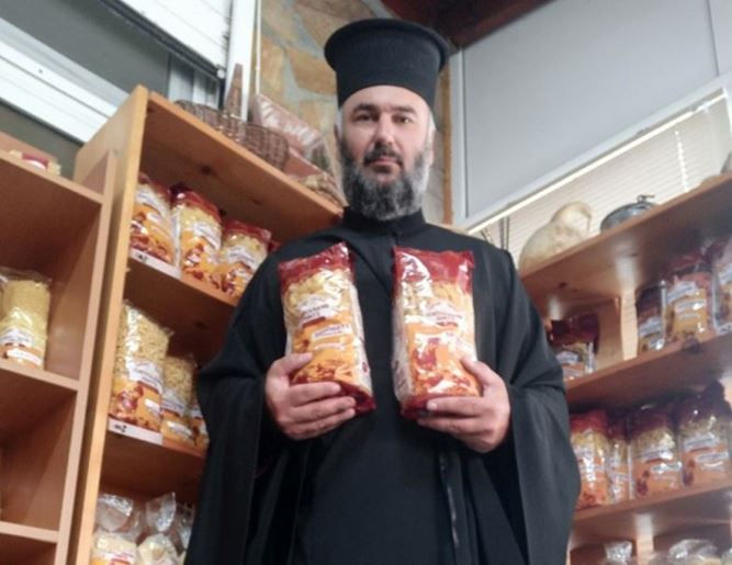 π. Σπυρίδων Οικονόμου κρατάει vegan χυλοπίτες της εταιρίας Θρακιώτικη ζύμη