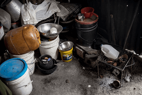 Φτωχική κουζίνα οικογένειας στην Αϊτή