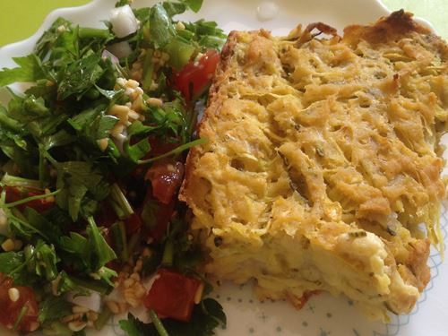 Vegan μπατζίνα με σαλάτα μέσα σε πιάτο