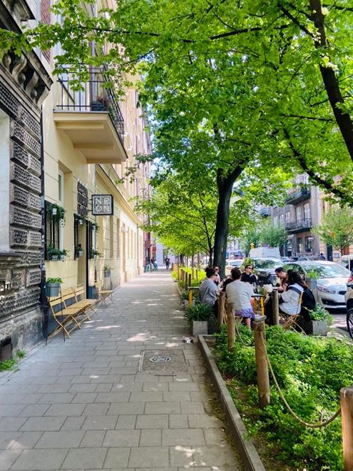 Δρόμος στην Κρακοβία και άνθρωποι που κάθονται σε τραπεζάκι