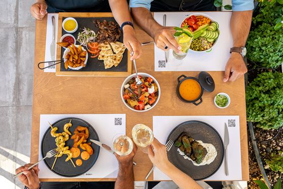 Vegan φαγητό πάνω σε τραπέζι.
