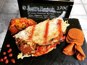 Vegan σάντουιτς με pepperoni από σειτάν