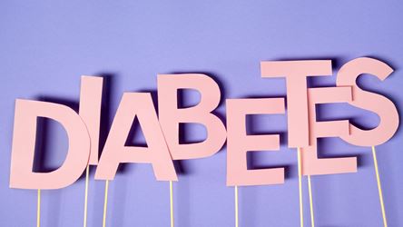 Η λέξη διαβήτης γραμμένη με λατινικούς χαρακτήρες σε ροζ χρώμα