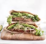 Vegan σάντουιτς γεμιστό με αβοκάντο και λαχανικά