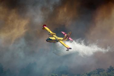 Πυροσβεστικό αεροπλάνο στη μάχη με τις φλόγες | Unsplash