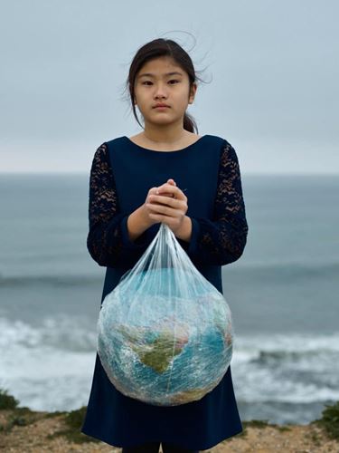 Κορίτσι κρατά την υδρόγειο σε πλαστική σακούλα