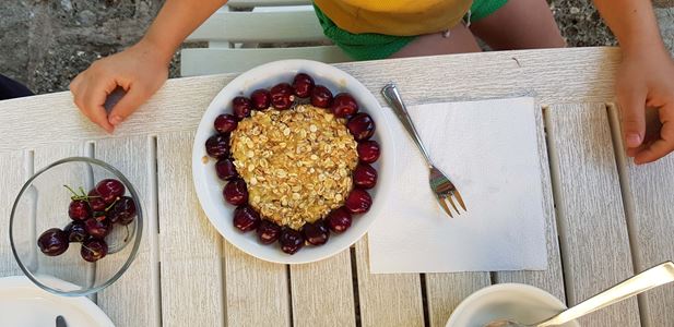 Vegan πρωινό με κεράσια, δημητριακά και μπανάνα