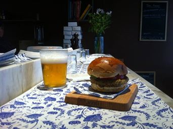 Vegan burger και μπύρα