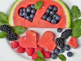 Φρούτα, καρπούζι και μούρα, σε σχήματα καρδιάς