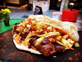 Vegan σάντουιτς με λουκάνικο από σειτάν
