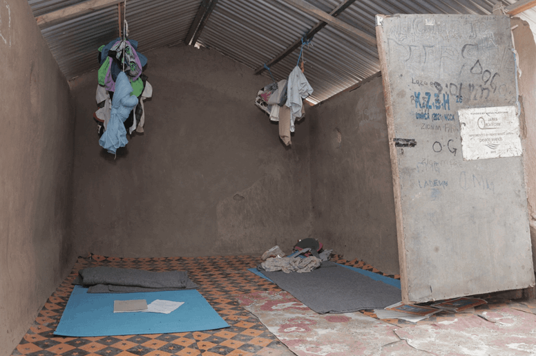 Παιδικό δωμάτιο παράγκα χωρίς έπιπλα στην Κένυα