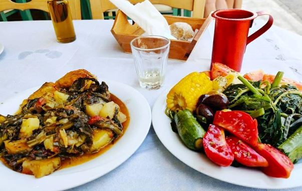 Χόρτα και λαχανικά μαγειρεμένα