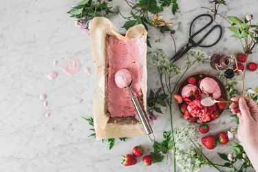 Παγωτό φράουλα σε βάση και σε μπωλ με φράουλες φρούτα