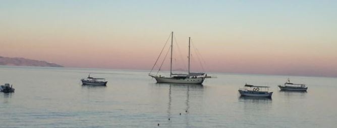 Βάρκες και ιστιοφόρο στη θάλασσα