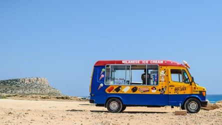 Βαν που πουλάει παγωτά σε εξωτερικό χώρο