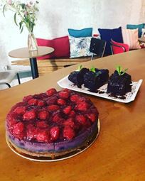 Vegan σοκολατόπιτα και βίγκαν τούρτα με φράουλες