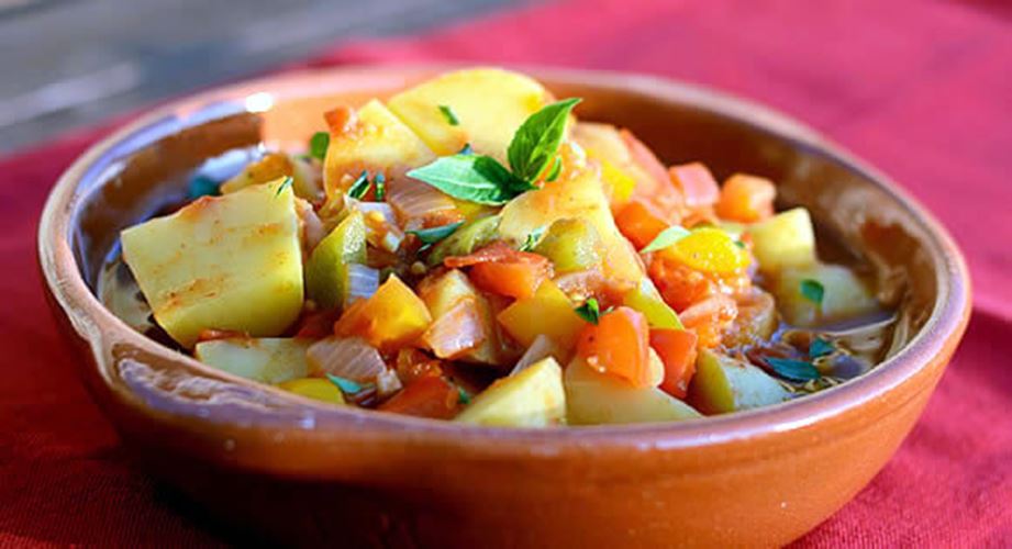 Πατάτες και πιπεριές στην κατσαρόλα  | Vegantimes.gr