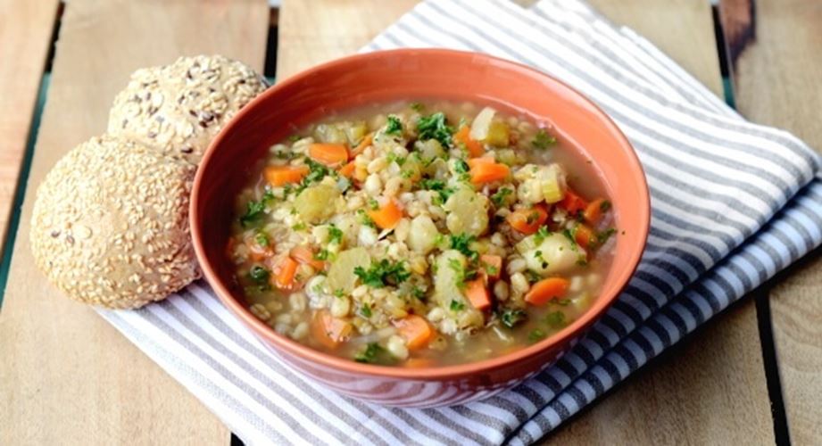 Σούπα με φακές, κριθάρι & λαχανικά