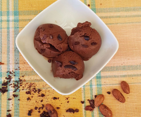 Vegan παγωτό σοκολάτας σε λευκό μπωλ.