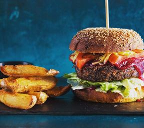 Vegan burger με πατάτες τηγανιτές.