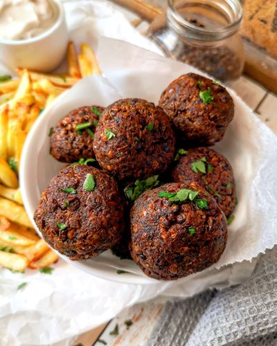 Vegan κεφτεδάκια οσπρίων με πατάτες τηγανιτές