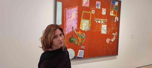 Γυναίκα μπροστά από τον πίνακα με τίτλο "The Red Studio" που βρίσκεται στο MOMA της Νέας Υόρκης.