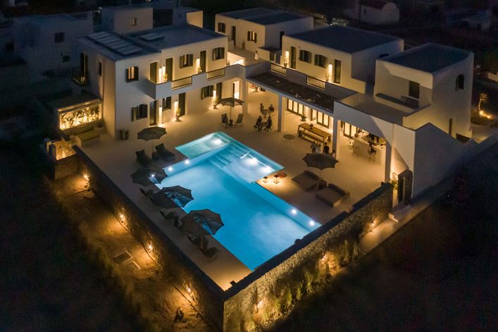 koukoumi hotel at night