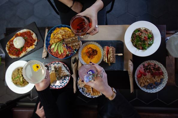 Διάφορα vegan φαγητά σε τραπέζι.