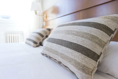 Μαξιλάρια σε κρεβάτι ξενοδοχείου