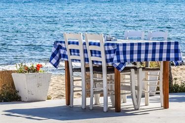 Table at a Greek tavern | Pixabay