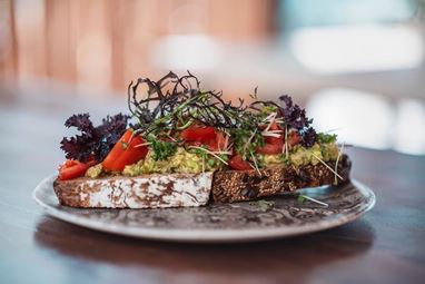 Vegan ψωμί με πέστο βασιλικού και λαχανικά.