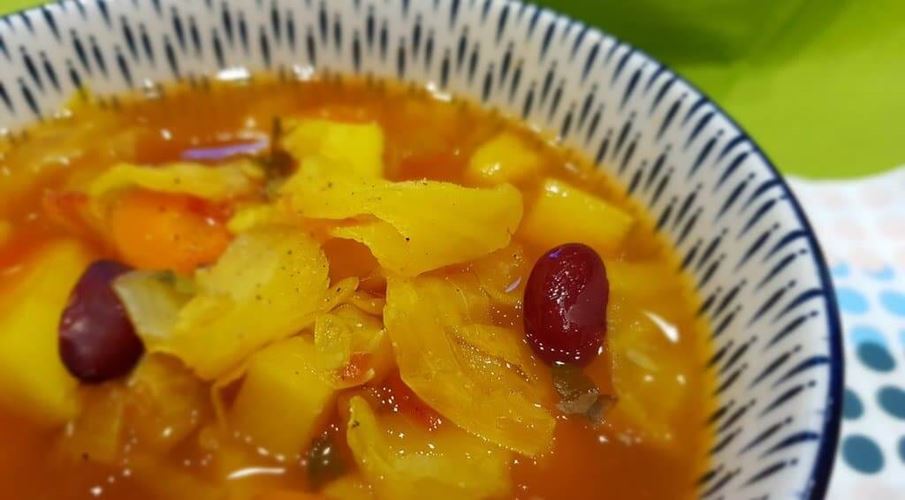 Σούπα με λάχανο και κόκκινα φασόλια