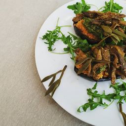 Vegan μελιτζάνες παπουτσάκια με κρέμα φασολιού