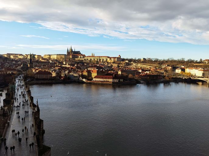 Η γέφυρα του Καρόλου με θέα την Παλιά Πόλη στην Πράγα