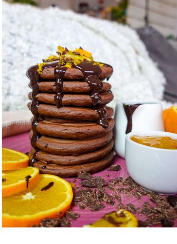Pancakes σοκολάτας με πορτοκάλι και σως σοκολάτας